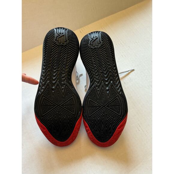 Nike Kyrie Flytrap 6 Athletic Shoes Gray/Red NEW Size 13 - Picture 9 of 9